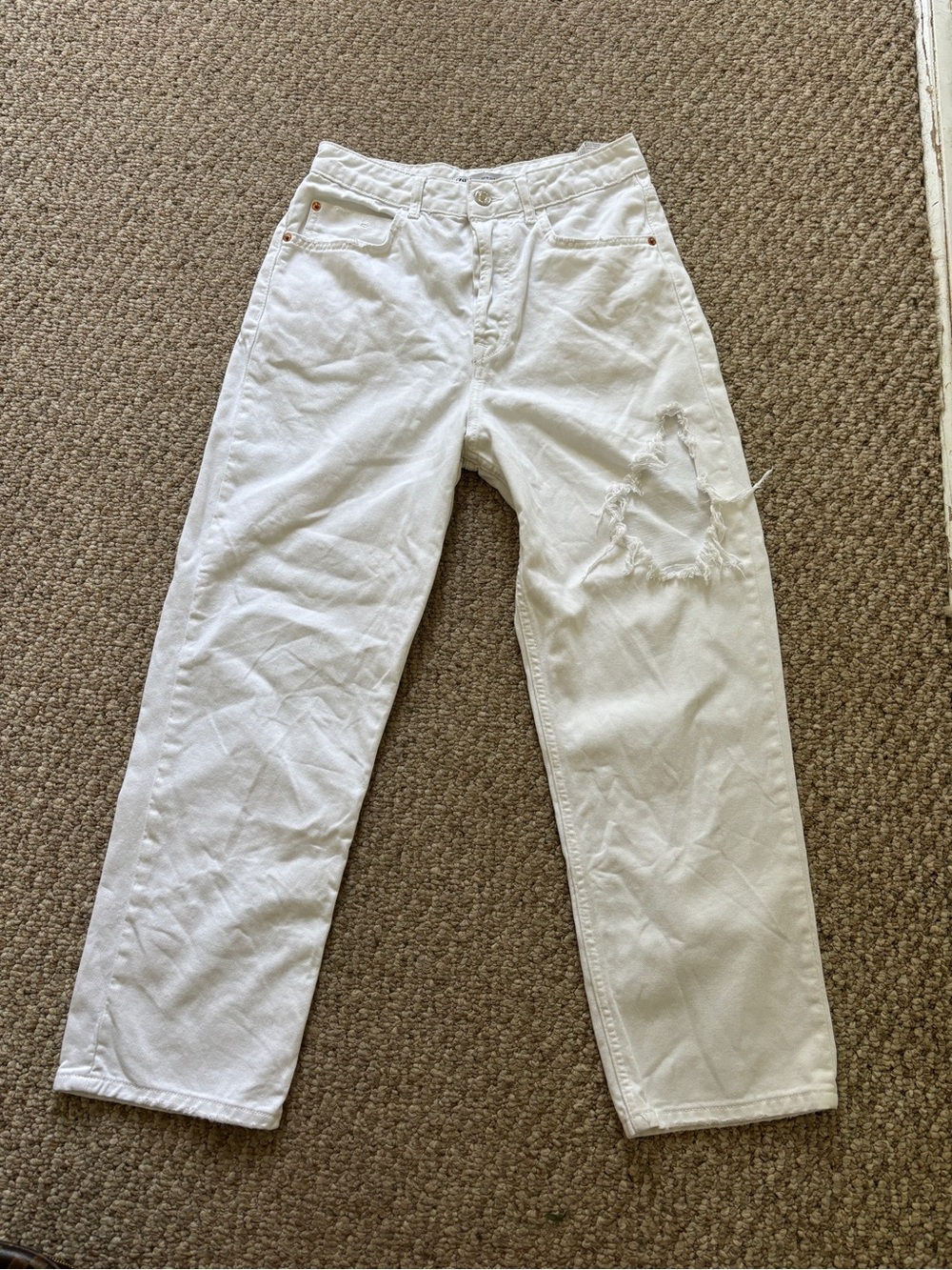 Zara White Straight-Leg Jeans with Distressed Knee